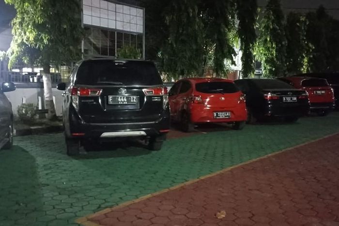 Deretan mobil anggota DPR RI, Satori yang disita KPK atas kasus dugaan korupsi dana corporate social responsibility (CSR) Bank Indonesia (BI) dan Otoritas Jasa Keuangan (OJK) 2020-2023