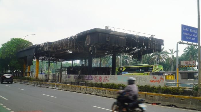 Tampak dari jauh kondisi gerbang tol Pejompongan yang habis dibakar perusuh demo DPR 29 Agustus 2025