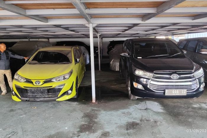 Penampakan Toyota Yaris dan Kijang Innova Reborn yang disita KPK dari anggota DPR RI Satori atas kasus dugaan korupsi dana corporate social responsibility (CSR) Bank Indonesia (BI) dan Otoritas Jasa Keuangan (OJK) 2020-2023
