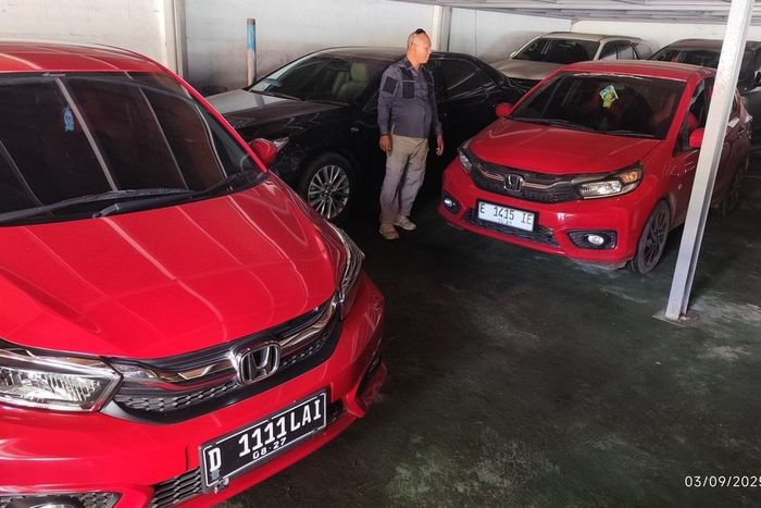 Petugas Rupbasan Kelas 1 Cirebon tunjukan 13 mobil milik anggota DPR RI, Satori yang disita KPK dalam kasus dugaan korupsi dana corporate social responsibility (CSR) Bank Indonesia (BI) dan Otoritas Jasa Keuangan (OJK) 2020-2023