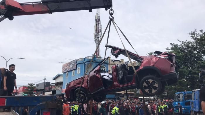 Evakuasi Wuling Alvez yang digilas truk crane di Tiban Princes atau Tiban Vitka, Batam, Kepulauan Riau.