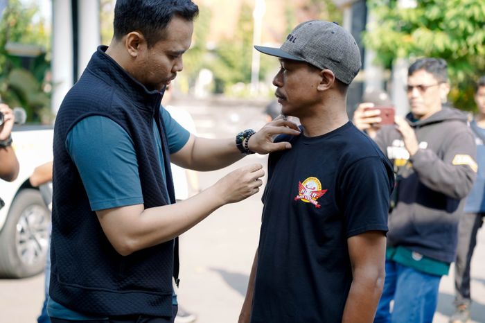 Wakil  Bupati menyematkan pin Bikers Duta Wisata kepada ketua PHKB Yosafat