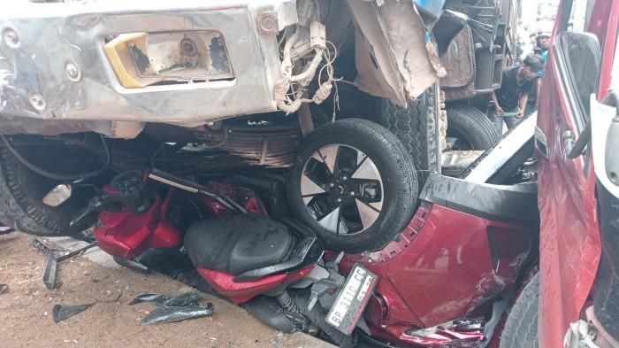 Kondisi Wuling Alvez dan Honda Vario 160 saat masih tergilas truk crane di Tiban Princes atau Tiban Vitka, Batam, Kepulauan Riau sekitar pukul 13:00 WIB, (30/8/25).