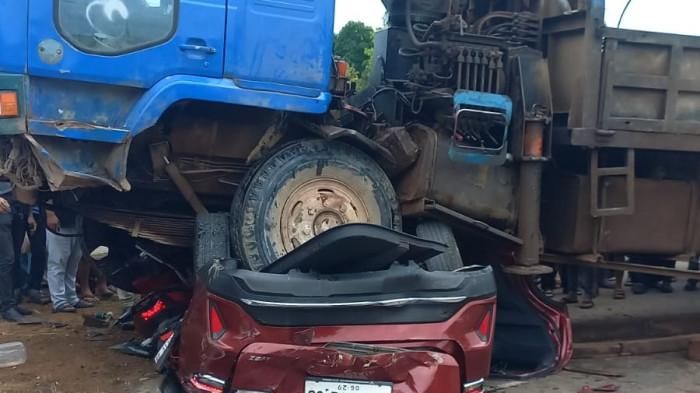 Truk crane gilas Wuling Alvez dan tiga motor di Tiban Princes atau Tiban Vitka, Batam, Kepulauan Riau.