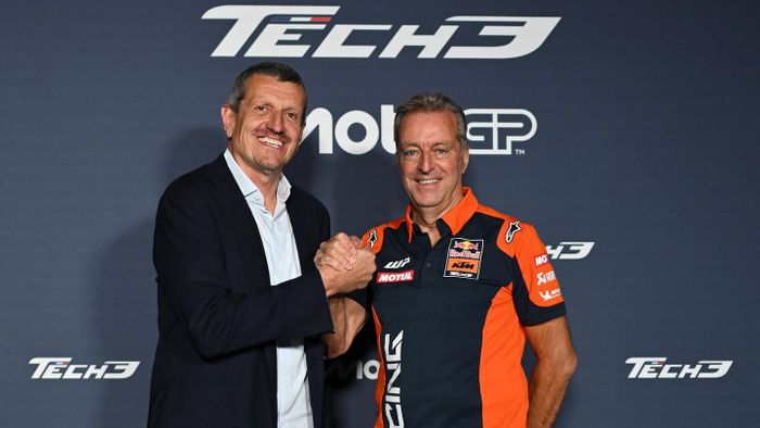 Guenther Steiner dan Herve Poncharal berjabat tangan dalam pengumuman akuisisi tim Tech3 di Sirkuit Catalunya, Barcelona, Spanyol, 5 September 2025.