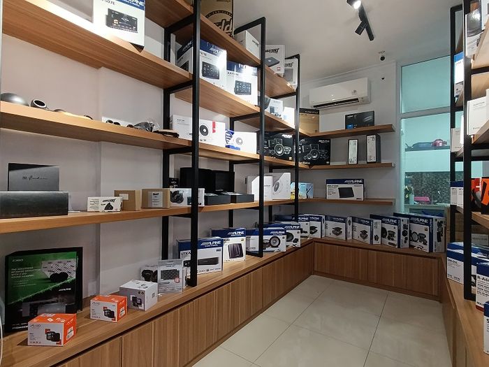 Deretan produk Alpine yang ada di gerai Maistro Audio Ruko Duta Garden blok D1 No. 16, Jurumudi Baru, Benda, Kota Tangerang, Banten