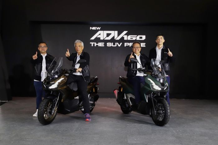 Petinggi PT Astra Honda Motor berpose bersama di atas Honda ADV160 generasi terbaru