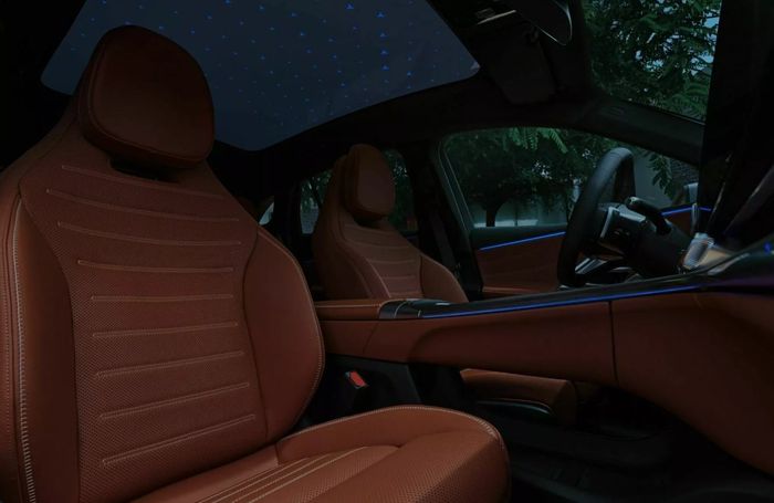 lampu ambien di kabin Mercedes-Benz GLC with EQ Technology