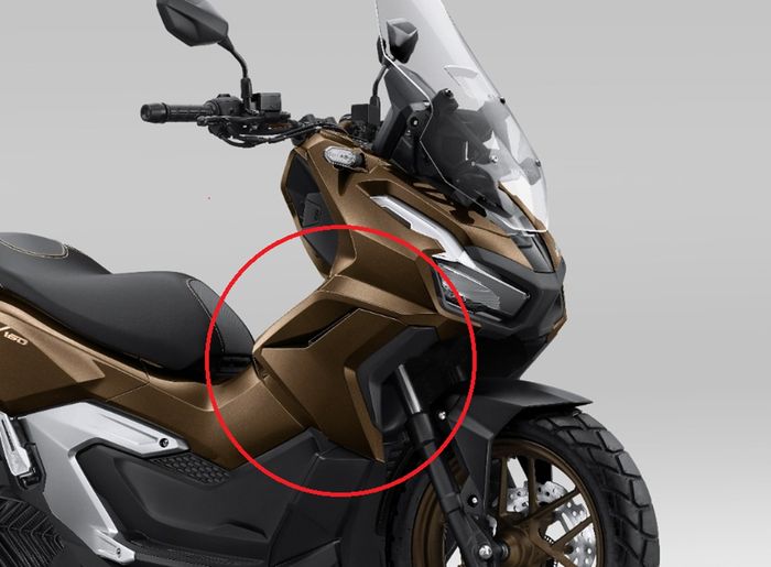 Leg shield di New ADV160 memiliki lubang yang mirip airscoop di motor sport