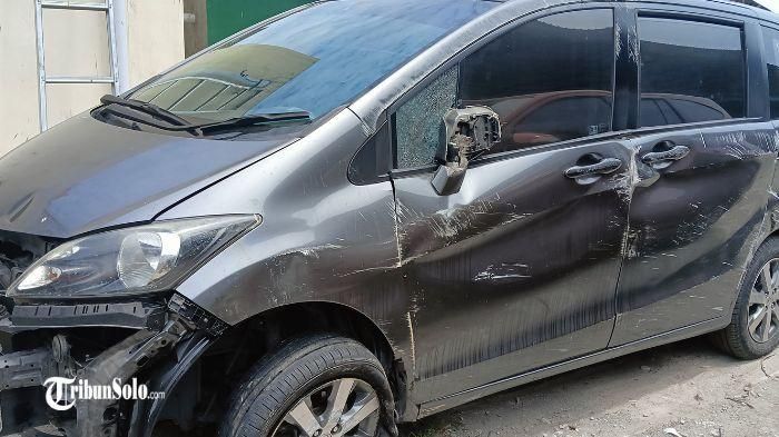 Kondisi Honda Freed pasca kecelakaan tabrak motor dan median jalan di perempatan Nonongan, Jl Slamet Riyadi, Pasar Kliwon, Solo