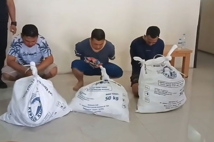 Anggun (tengah) sopir bank Jateng cabang Wonogiri yang melarikan uang rp 10 miliar berhasil ditangkap di Gunungkidul, Yogyakarta