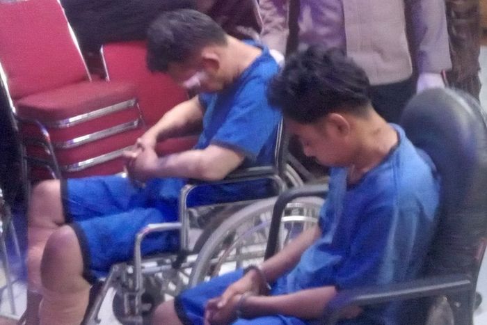 Dua tersangka pembunuhan satu keluarga H Sachroni di Indramayu, Jawa Barat