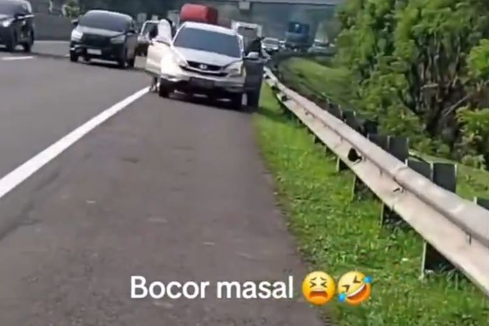 Beberapa mobil mengalami kebocoran ban secara massal di KM 112-111 tol Cipularang arah Bandung, Jawa Barat