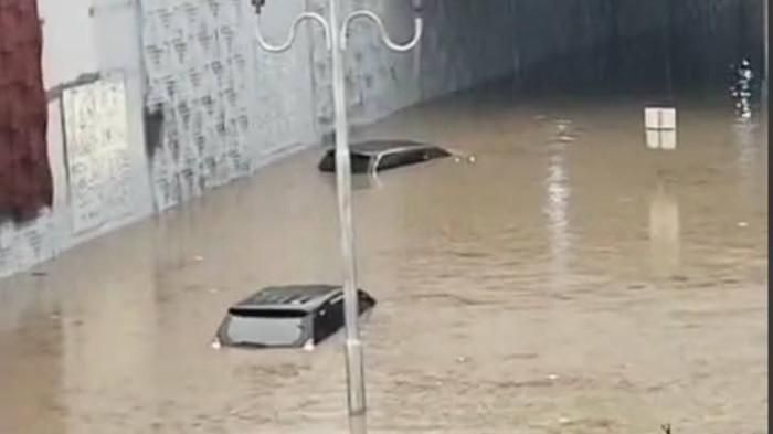 Beberapa mobil yang terendam banjir di underpass sunset road Dewa Ruci, Bali