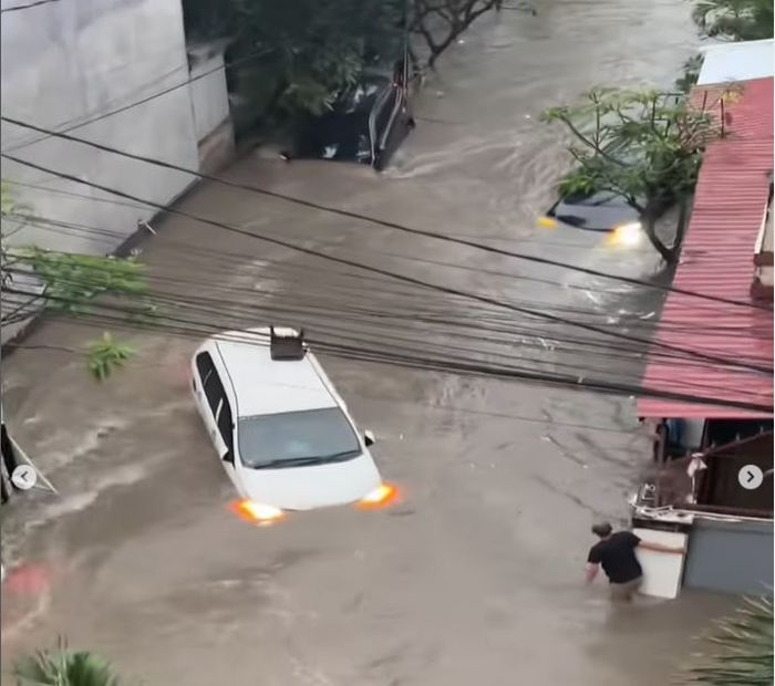 Mobil warga terseret arus banjir bandang yang melanda provinsi Bali, 10 September 2025
