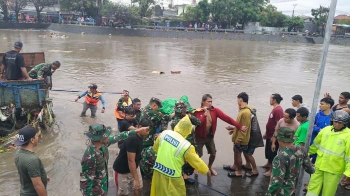 Tim gabungan mengevakuasi korban tewas bencana banjir bandang di aliran Sungai Taman Pancing, Kota Denpasar, Bali, Rabu (10/9/2025).