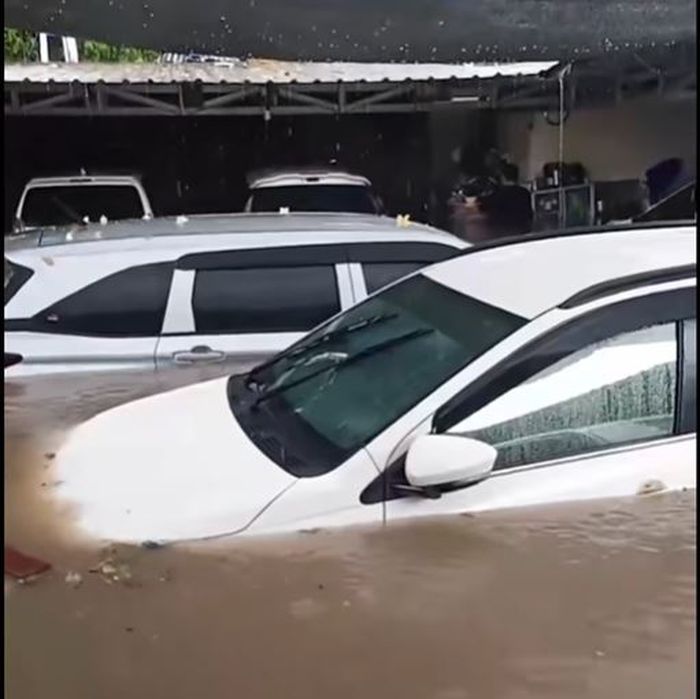 Kondisi mobil-mobil milik rental di Bali yang terendam banjir di garasi, 10 September 2025