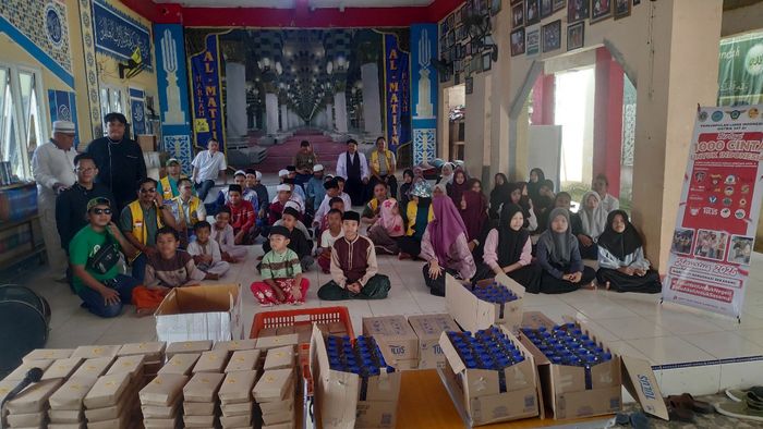 Agenda Jumat Berbagi Wuling Jakarta Raya bagikan paket makanan kepada masyarakat yang membutuhkan di Masjid-Masjid, Pondok dan Panti Asuhan, maupun di area tertentu disekitar Jakarta. 