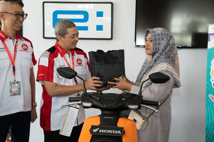General Manager Honda Customer Care Center (HC3) AHM, Antok Yuniarso bersama jaringan main dealer Honda memberikan apresiasi kepada pelanggan setia Honda pada perayaan Hari Pelanggan Nasional 2025