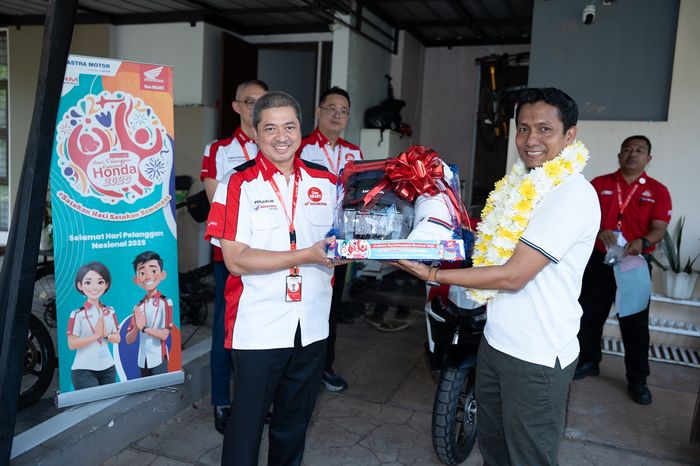 Manajemen AHM bersama jaringan main dealer Honda turut mengantarkan langsung motor Honda ke rumah pelanggan, sebagai wujud apresiasi di Hari Pelanggan Nasional 2025