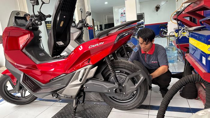 Proses servis motor listrik Maka Cavalry di bengkel rekanan Motoriz