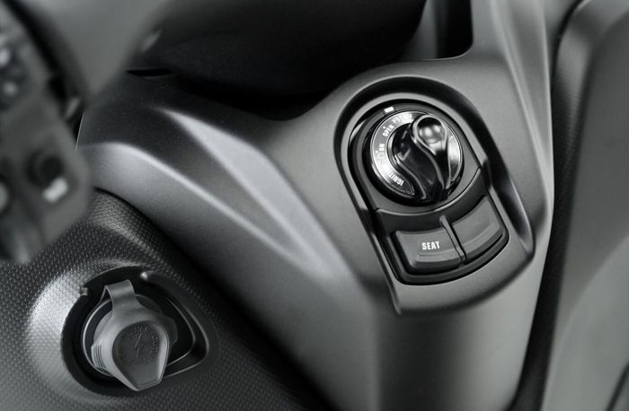 dibekali sistem keyless dan port pengisian daya di dasbor