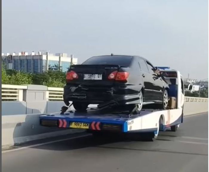 Toyota Corolla Altis yang ditabrak Toyota Avanza dari belakang bersama empat mobil lain di Jembatan Linggih 1, PIK 2, Jakarta Utara