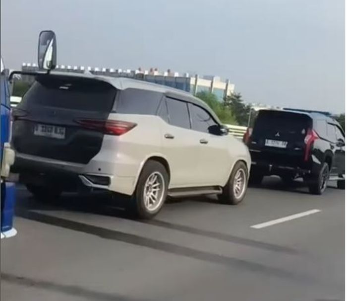 Toyota Fortuner dan Mitsubishi Pajero Sport rombongan lima mobil yang ditabrak Toyota Avanza di Jembatan Linggih 1, PIK 2, Jakarta Utara