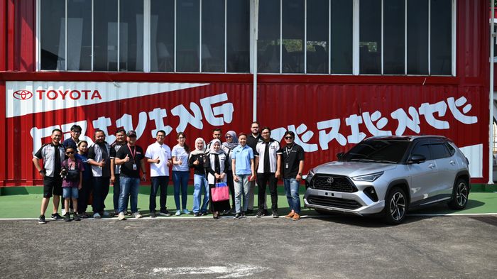 Member TVCI jajal Yaris Cross GR Hybrid EV dalam acara ulang tahun ke-21