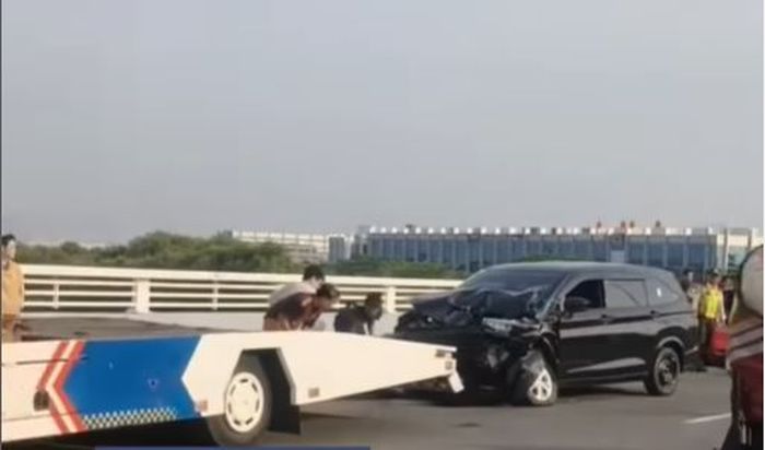 Toyota Avanza hitam yang menabrak beruntun Honda Jazz, Fortuner, Brio, Vios dan Corolla Altis di jembatan Linggih 1, PIK 2, Jakarta Utara