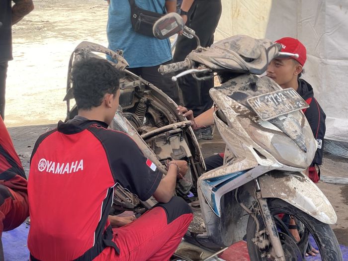 Mekanik menangani Yamaha Xeon 125 warga Bali terdampak banir di Posko Yamaha Untuk Bali