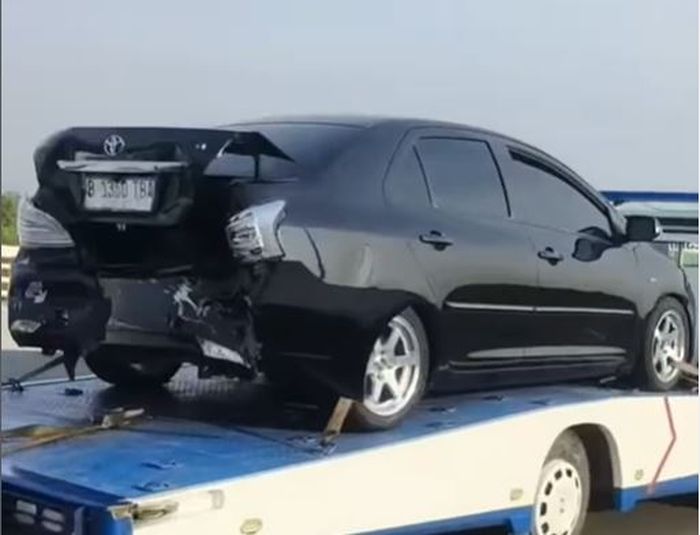 Toyota Vios yang terlibat kecelakaan beruntun di Jembatan Linggih 1, PIK 2, Jakarta Utara