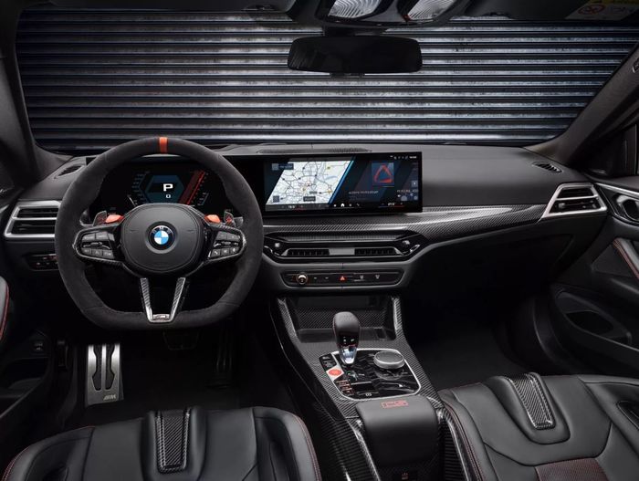 detail dasbor BMW M4 CS