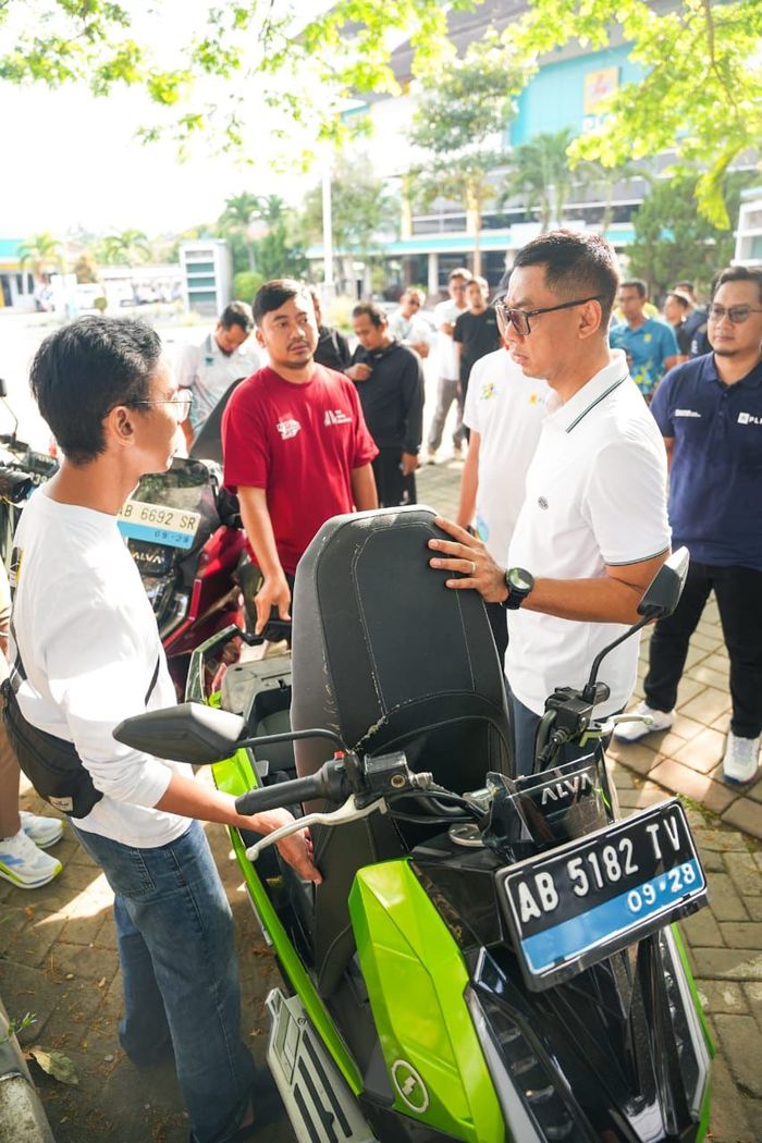 Riders Alva Owners Club (AOC) yang melakukan touring Jakarta-Bali naik motor listrik bertemu dengan Direktur Utama PLN, Darmawan Prasodjo