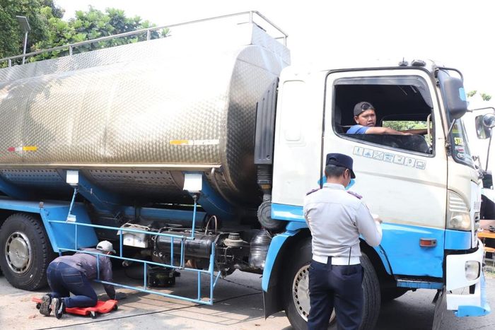 Uji emisi truk di kawasan industri PT Jakarta Industrial Estate Pulogadung (JIEP), Cakung, Jakarta Timur, (10/9/25)