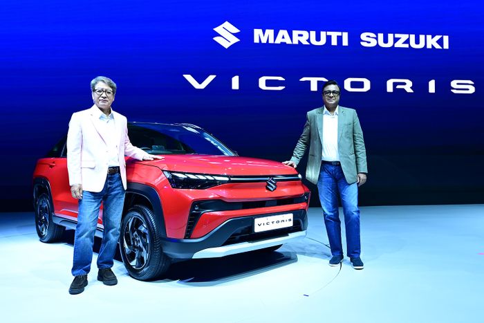 Bos Maruti Suzuki, Hisashi Takeuchi, bersama Victoris pada peluncuran.