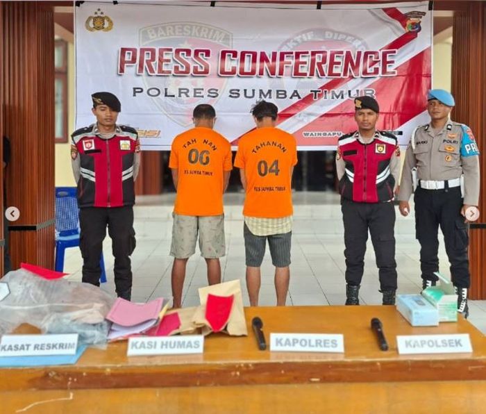 YUP dan M, dua pelaku pencurian tiga ekor kerbau di Sumba Timur, Nusa Tenggara Timur menggunakan Toyota Fortuner dan Calya