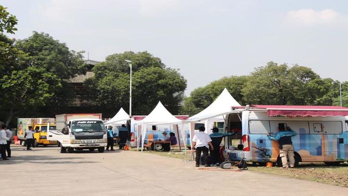 Operasi gabungan uji emisi truk di kawasan industri PT Jakarta Industrial Estate Pulogadung (JIEP), Cakung, Jakarta Timur, (10/9/25)