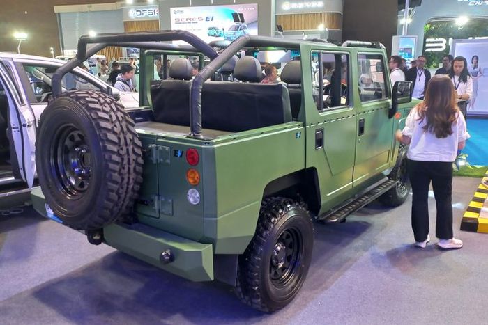 Tampak belakang jil militer listrik bernama Birawa Military Jeep EV buatan PT Mobil Anak Bangsa (MAB