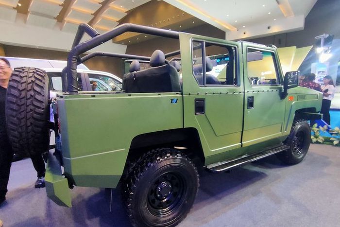 Tampak samping double cabin Birawa Military Jeep EV buatan PT Mobil Anak Bangsa (MAB)