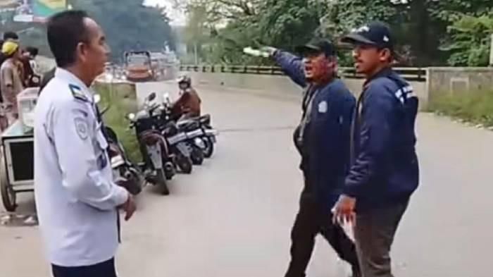Warga emosi labrak petugas Dinas Perhubungan (Dishub) kabupaten Bogor yang biarkan truk tambang melanggar jam operasional di Parung Panjang, kabupaten Bogor, Jawa Barat