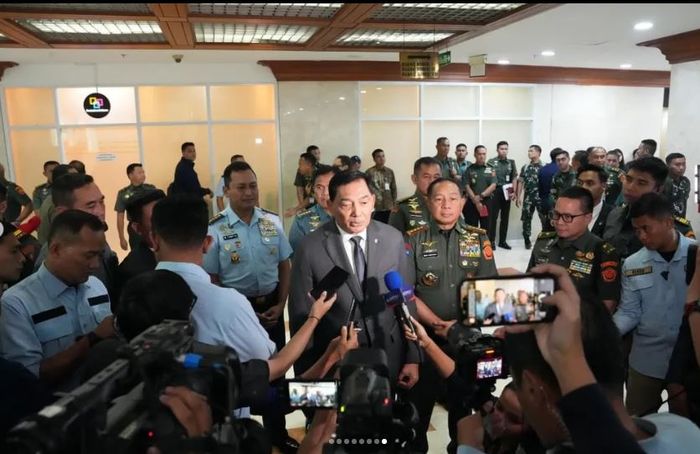 Menteri Pertahanan Sjafrie Sjamsoeddin bersama Panglima TNI dan juga para kepala staf angkatan usai ajukan anggaran Rp 187,1 triliun ke Komisi I DPR RI, (16/9/25)