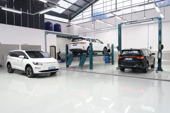 Ruang servis dealer Aletra di Kemang, Jakarta Selatan