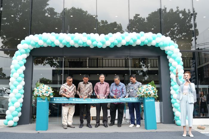 [Ki-Ka] Reinhard Jacobus - General Manager PT Aletra Global Mobilindo, Nicholas Jesse Kumala - Director Aletra, Andre Jodjana - CEO Aletra, Djoko Purwanto - Technical Director Aletra, Christo Antyo - Product&nbsp;Manag