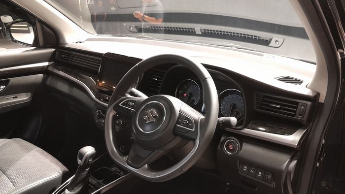 Berbeda dari penyegaran model pada umumnya, New Suzuki XL7 Alpha Kuro Hybrid kali ini hanya mengalami pembaruan di sektor eksterior.