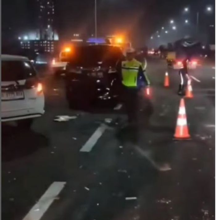Polisi menangangi kecelakaan beruntun lima mobil dan satu truk tronton di tol Kemayoran arah Pluit, Jakarta Utara