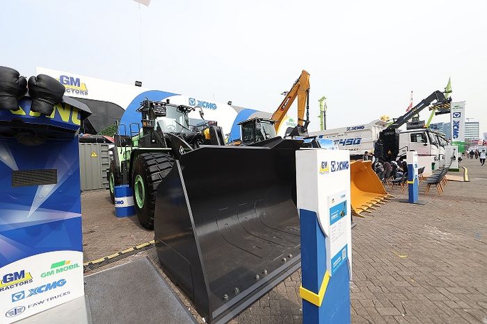 Salah satu electric wheel loader dan truk EV yang dihadirkan oleh GM Tractors &amp; XCMG