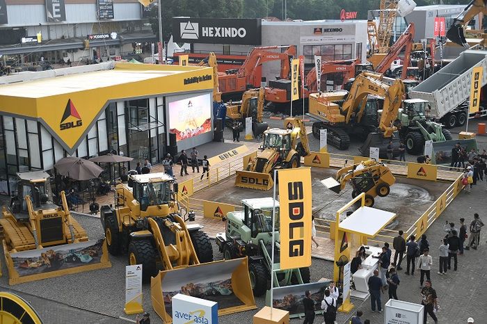 Salah satu peserta pameran merek (SDLG) yang membawa beberapa unit electric wheel-loader