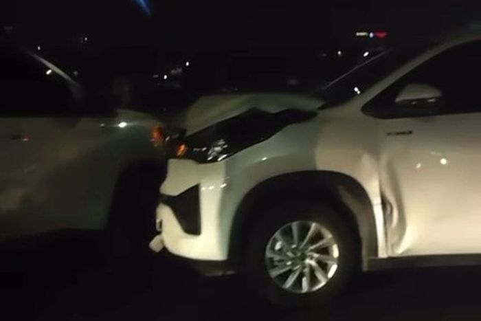Toyota Kijang Innova Zenix yang awal ditabrak truk tronton rem blong hingga terjadi laka beruntun dengan mobil lain di tol Kemayoran arah Pluit, Jakarta Utara