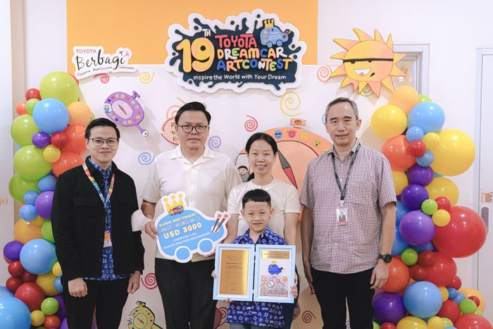 Kalino Hakham Hansen (7) yang menyabet gelar The Best Finalist Kategori 1 (di bawah 8 tahun) Toyota Dream Car Art Contest (TDCAC) ke-18 di Jepang bersama orang tuanya